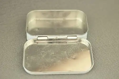 Blechdose, aufgeklappt