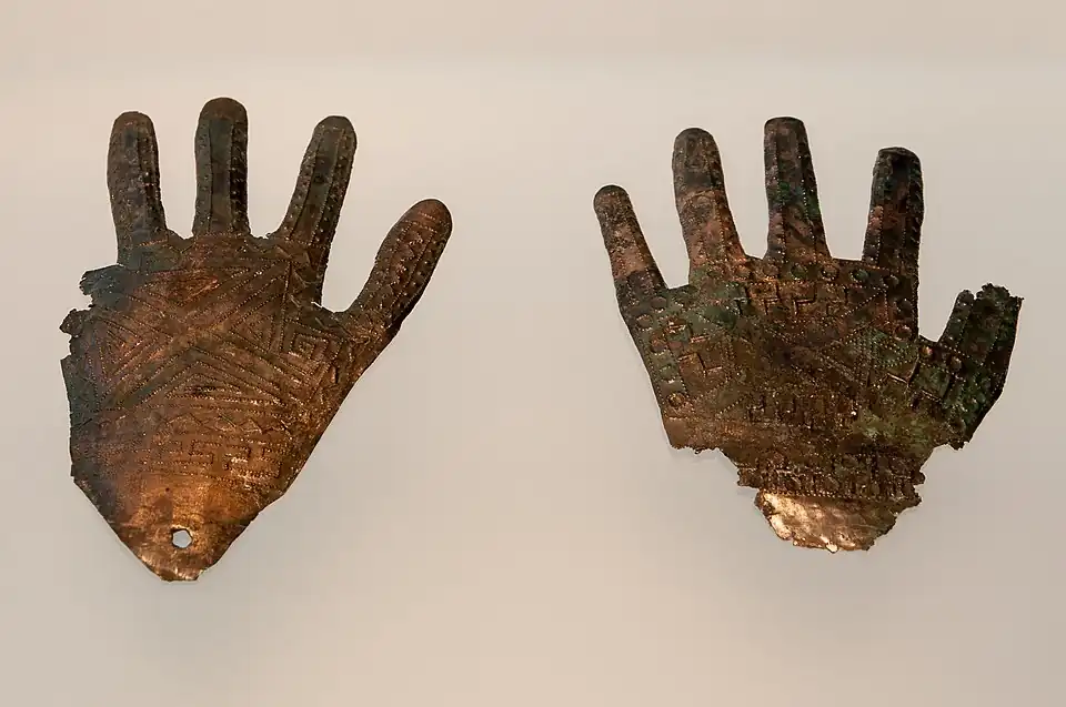 Aus Bronzeblech gefertigte Hände aus dem Fürstengrab von Kleinklein (6. Jh. v. Chr.)