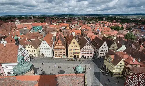 Blick über den Marktplatz und die Stadt, fotografiert vom Rathausturm (2014)