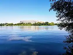Blick über den Großen Dutzendteich zur Kongresshalle