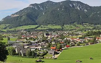 Blick vom Hang des Rammelspitzes auf den Ortskern. Dahinter befinden sich das Dürre Eck und der Gaisberg