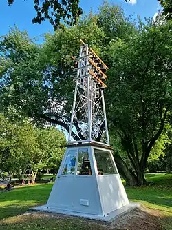 Das Foto zeigt das gesamte Carillon nach der Sanierung im Stadtpark Bad Godesberg.