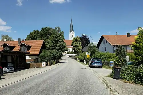 Blick durch die Hauptstraße zum Dorfzentrum Grüntegernbach