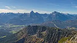 Blick vom Berchtesgadener Hochthron: Bildmitte von links nach rechts Schönau am Königssee und Grünstein, dahinter Steinernes Meer, Watzmann und Hochkalter