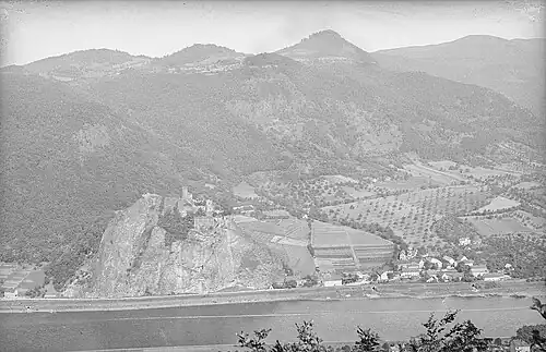Blick ins Elbtal mit der Burg und dem Dorf Schreckenstein.