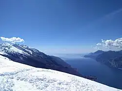 Blick auf den Gardasee im Frühling