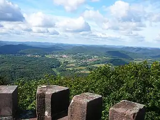 Typische Wasgaulandschaft mit Kegelbergen und Verebnungsflächen: Blick vom Rehberg auf Gossersweiler-Stein und Völkersweiler
