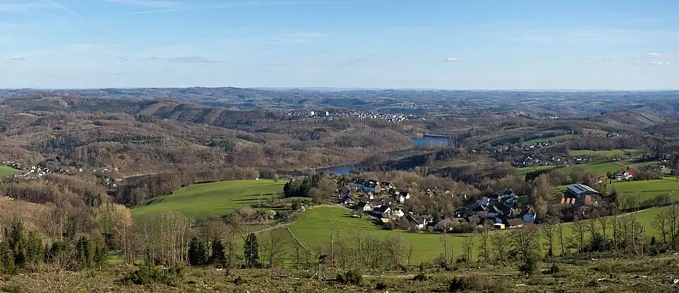 Blick vom Unnenbergturm nach Süden in Richtung Aggertalsperre und Bergneustadt