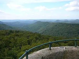 Wartenberg (Bildmitte) vom Weißenberg aus betrachtet