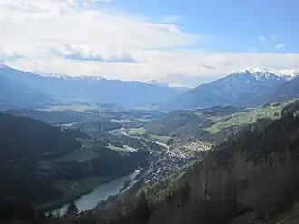 Blick von Meransen zum Übergang vom Puster- ins Eisacktal, links im Vordergrund der Mühlbacher Stausee