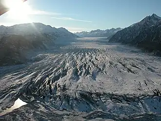 Blockade-Gletscher mit Chigmit Mountains (links) und Neacola Mountains (rechts)
