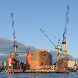 Das Ölproduktionsschiff Uisge Gorm im Dock 11 im Hamburger Hafen