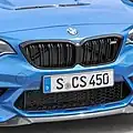 Komplett schwarzer Grill mit Doppelstreben eines BMW M2