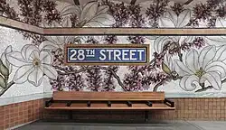 28th Street, New York: Nancy Blum: „Roaming Underfoot“ (Ausschnitt, 2018) Glasmosaik mit Pflanzenarten aus dem benachbarten Madison Square Park[231]