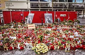 Blumen am Anschlagsort im Januar 2017