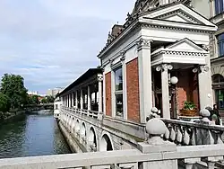 Blumengeschäft am Anfang der Markthallen[26]