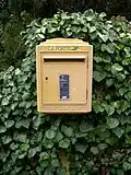 Postbriefkasten in Frankreich, verwaltet von La Poste.