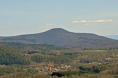 Blick vom Napoleonfels auf den Bobenthaler Knopf, im Vordergrund die Gemeinde Bundenthal, rechts im Hintergrund der Nordschwarzwald.