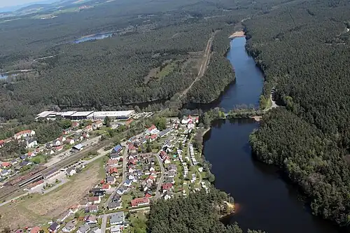 Blechhammer (2017), links der Bahnhof, Darüber die Hallen der Tremco CPG Germany, vorne rechts eine Badestelle