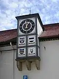 Uhrenturm der Genossenschaftskelter mit den Wappen der Sachsenheim, Liebenstein, Gemmingen, Neipperg