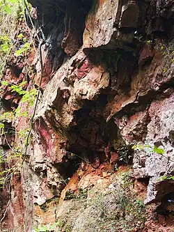 „gebänderter Böttinger Marmor“, polierbare Sinter-Platten aus der Vulkanspalte