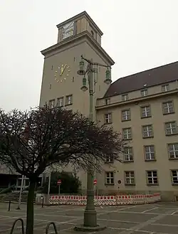 Bogenlampen-Kandelaber am Rathaus Tempelhof, 2020