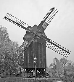 Bohnsdorfer Blockwindmühe aus dem 19. Jahrhundert (links) und 2005 (rechts) im Freigelände des Technikmuseums