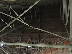 Durch einen Bombentreffer verbogene Metallstrebe im Dachstuhl über dem Chorraum