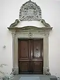 Hauptportal der Kirche mit Gemmingenschem Wappen