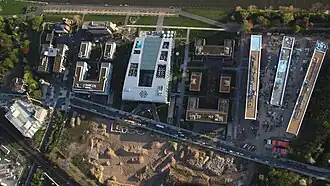 Bonner Bogen. Baugrube „Rhein-Palais“, unten links die archäologische Grabungsstätte, Luftbild 2013