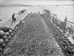 Verlegung von Torpedonetzen zum Schutz von Hafenanlagen