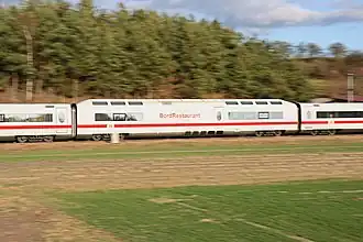 Speisewagen eines ICE 1 mit charakteristischem „Buckel“