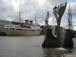 Metallplastik Harmonia 1996, eine Wasserharfe, am Fuße des Aurajoki im Hafen von Turku, im Rahmen des „European Skulpturen City Projekt“ – unter Schirmherrschaft der UNESCO entstanden. Foto: 2010