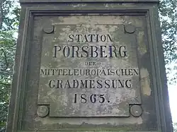 Historische Tafel auf der Vermessungssäule