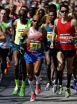 Abdi Abdirahman (gelbes Trikot, hier beim Boston-Marathon 2014) erreichte Platz sieben