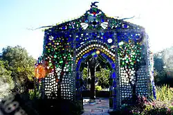 ein kleines hausähnliches Gebilde aus bunten Flaschen