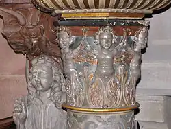 Kapitell am Kanzelfuß, daneben eine Engelskulptur