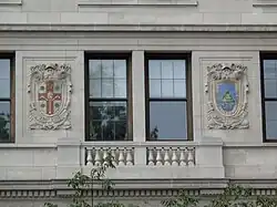 Die Siegelwappen von Adelaide und Montevideo an der 2. Etage