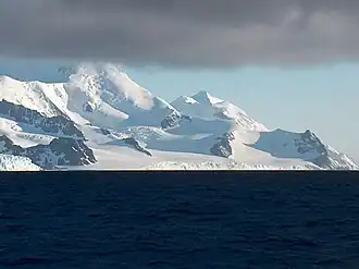 Blick von der Bransfieldstraße auf den Bojana-Gletscher (Hintergrund: Tangra Mountains)