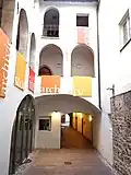 Innenhof des Alten Rathauses in Bozen mit Treppe zum Stadtarchiv