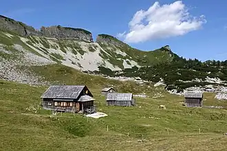 Die Bräuningalm mit der Bräuningscharte und der Bräuningnase im Hintergrund