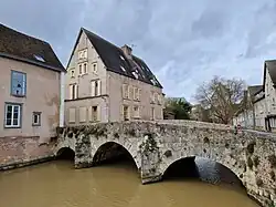 Eine der historischen Brücken über die Eure