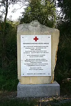 Gedenkstein des öster­reichischen Roten Kreuzes bei der Brücke von Andau