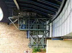 Der Besichtigungsgleitwagen an der östlichen Brückenunterseite