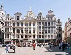 Eine Seite des Grand Place mit verzierten Häuserfassaden