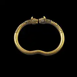 Armreifen mit Löwenköpfen