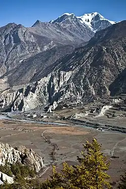 Bragha; im Hintergrund der Ostgipfel des Chulu