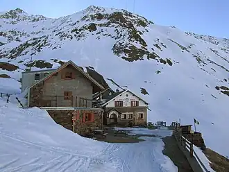 Links die Dependance Martinelli, rechts die Brancahütte