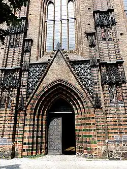 Südportal neben dem Treppenturm