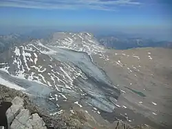 Blick vom Gipfel der Schesaplana über den Brandner Gletscher zur Mannheimer Hütte am 24. Juli 2015. Das geschossene Eisfeld beginnt in Teile zu zerfallen.